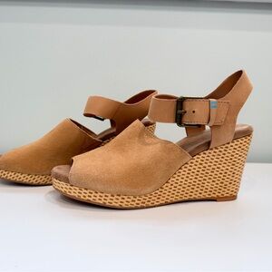 Toms Women’s 8 Tan Suede Boho Resort Chic Wedge Shoes Casual Comfort Sandals‎